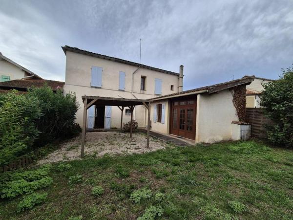 Maison Spacieuse à Saramon avec Cheminée et Jardin Clôturé