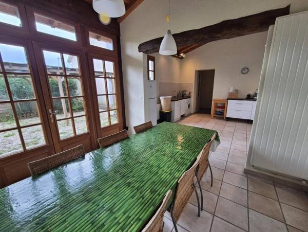 Maison Spacieuse à Saramon avec Cheminée et Jardin Clôturé