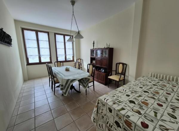 Maison Spacieuse à Saramon avec Cheminée et Jardin Clôturé