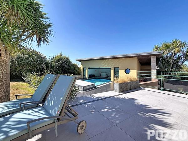Élégance contemporaine aux portes de Granville , Villa d'exception avec piscine, prestations haut de gamme et performance énergétique AA LONGUEVILLE
