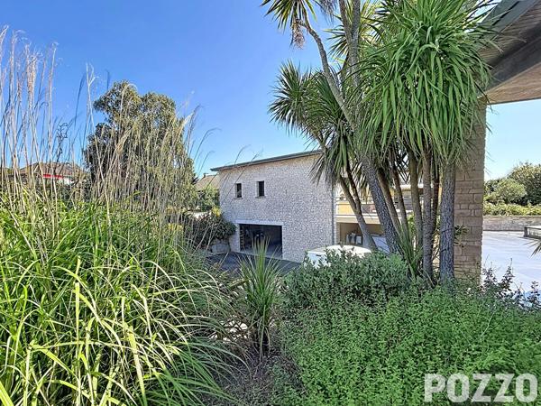 Élégance contemporaine aux portes de Granville , Villa d'exception avec piscine, prestations haut de gamme et performance énergétique AA LONGUEVILLE