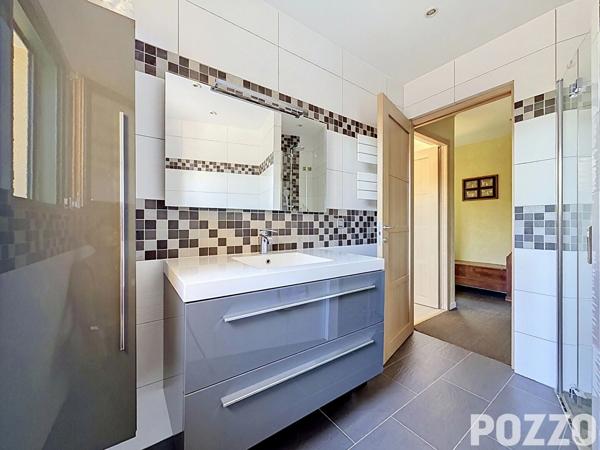 Élégance contemporaine aux portes de Granville , Villa d'exception avec piscine, prestations haut de gamme et performance énergétique AA LONGUEVILLE