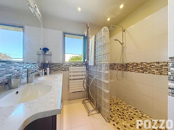 Élégance contemporaine aux portes de Granville , Villa d'exception avec piscine, prestations haut de gamme et performance énergétique AA LONGUEVILLE