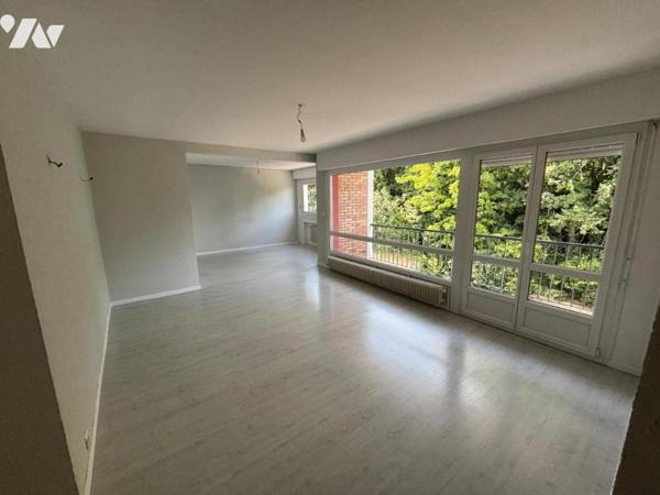 Appartement T4 (environ 93 m² habitables) situé dans un secteur calme, proche centre et commodité