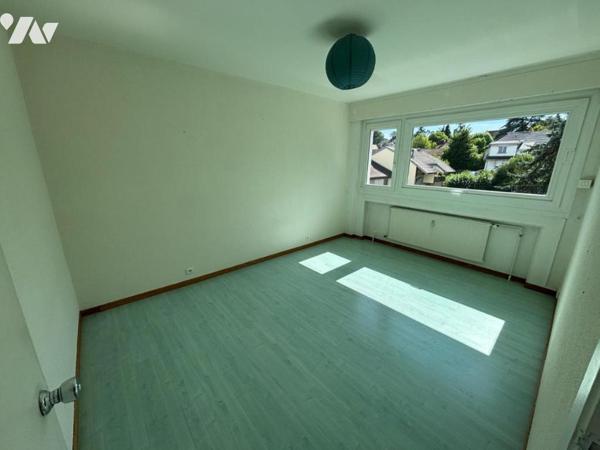 Appartement T4 (environ 93 m² habitables) situé dans un secteur calme, proche centre et commodité