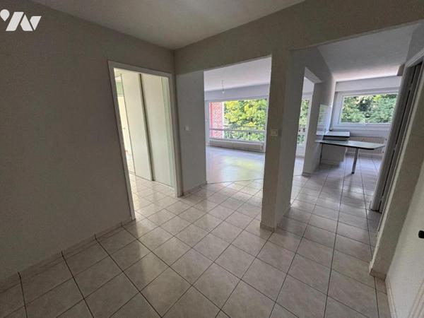 Appartement T4 (environ 93 m² habitables) situé dans un secteur calme, proche centre et commodité