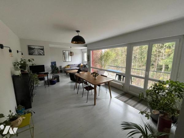Appartement T4 (environ 93 m² habitables) situé dans un secteur calme, proche centre et commodité