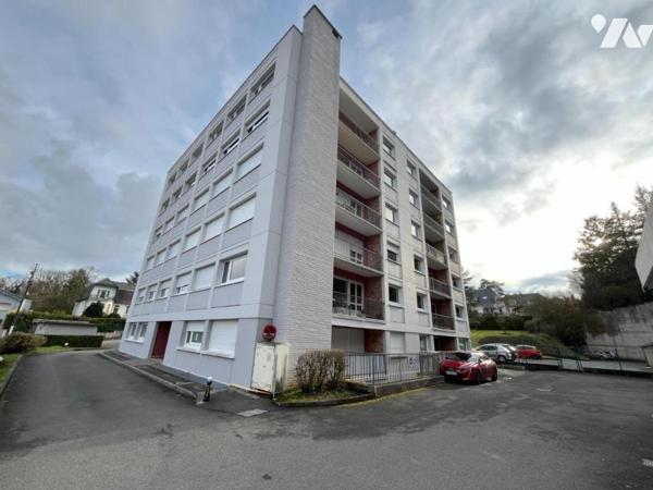 Appartement T4 (environ 93 m² habitables) situé dans un secteur calme, proche centre et commodité