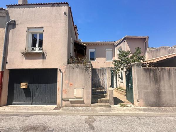 REDESSAN  A VENDRE ENSEMBLE IMMOBILIER  de 185m² avec cour, terrasse et garage