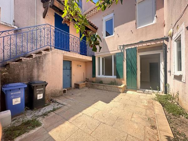 REDESSAN  A VENDRE ENSEMBLE IMMOBILIER  de 185m² avec cour, terrasse et garage