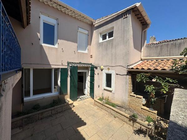 REDESSAN  A VENDRE ENSEMBLE IMMOBILIER  de 185m² avec cour, terrasse et garage