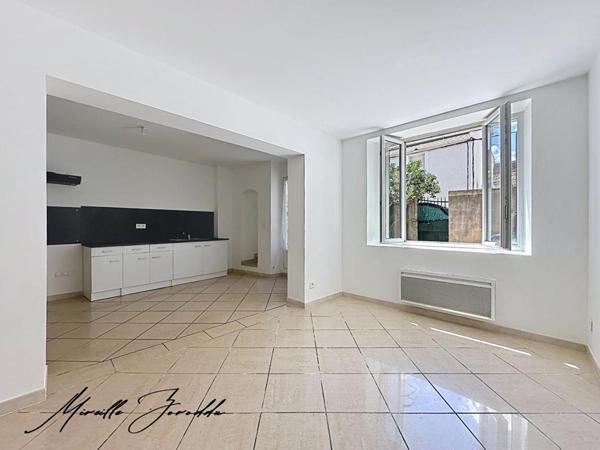 REDESSAN  A VENDRE ENSEMBLE IMMOBILIER  de 185m² avec cour, terrasse et garage