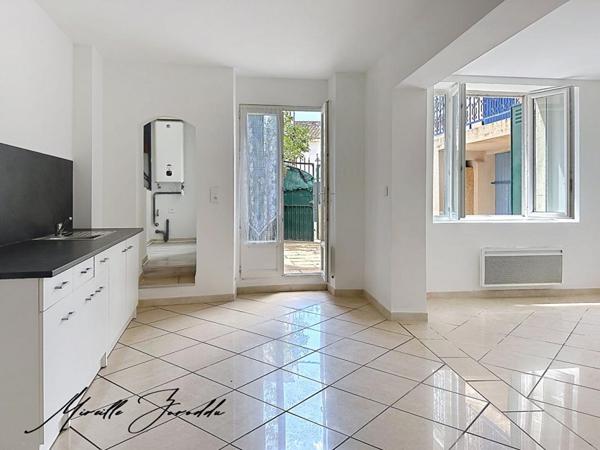 REDESSAN  A VENDRE ENSEMBLE IMMOBILIER  de 185m² avec cour, terrasse et garage