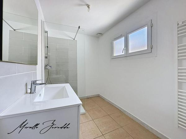 REDESSAN  A VENDRE ENSEMBLE IMMOBILIER  de 185m² avec cour, terrasse et garage