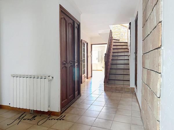 REDESSAN  A VENDRE ENSEMBLE IMMOBILIER  de 185m² avec cour, terrasse et garage