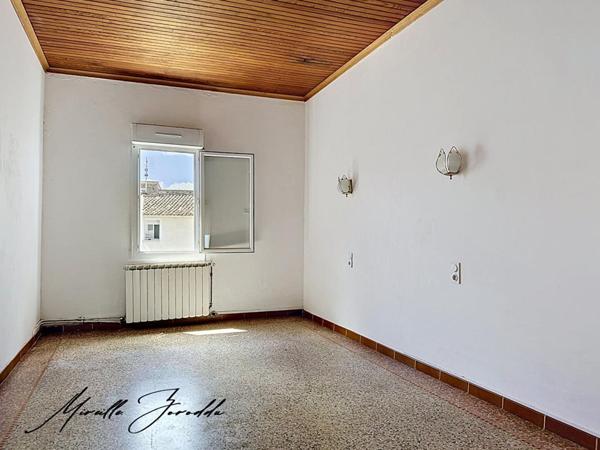 REDESSAN  A VENDRE ENSEMBLE IMMOBILIER  de 185m² avec cour, terrasse et garage