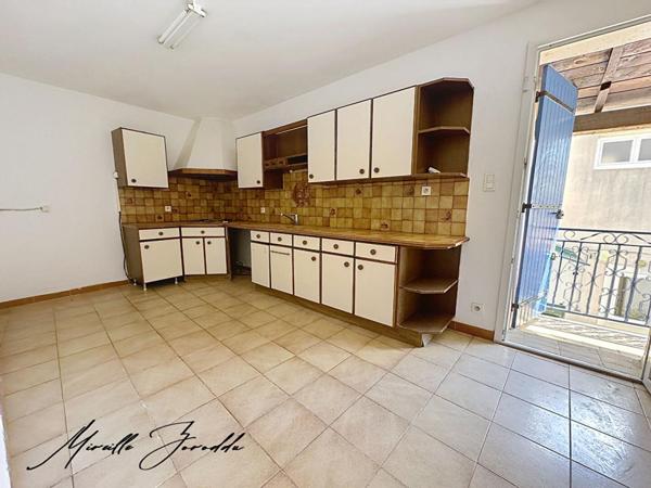 REDESSAN  A VENDRE ENSEMBLE IMMOBILIER  de 185m² avec cour, terrasse et garage