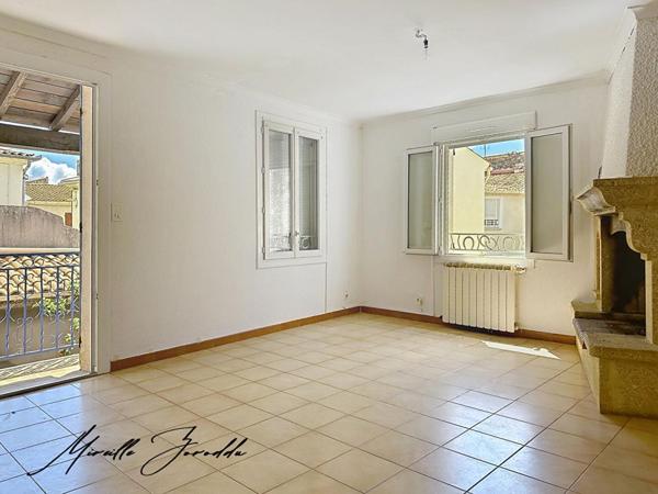 REDESSAN  A VENDRE ENSEMBLE IMMOBILIER  de 185m² avec cour, terrasse et garage