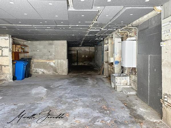 REDESSAN  A VENDRE ENSEMBLE IMMOBILIER  de 185m² avec cour, terrasse et garage