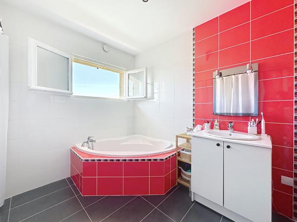MAGNIFIQUE VUE - MAISON FAMILIALE 165M² AVEC 5 CHAMBRES - PISCINE