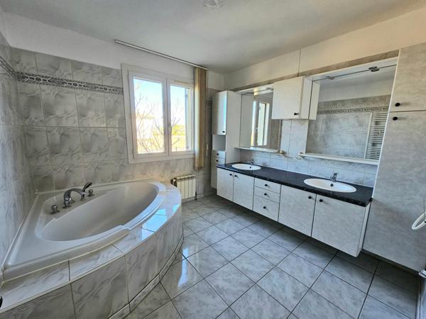 Villa T4 plain-pied avec vue imprenable, centre du village