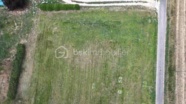 A SEULEMENT 5 MINUTES DE MONNAIE !!
🌳 Opportunité à Crotelles (37380) : Terrain Constructible de 1349 m²
Amboise et Tours 20 min, Château-Renault à 5 min

Vous rêvez de construire votre futur foyer dans un cadre préservé, alliant sérénité et nature ?
Découvrez ce magnifique terrain plat situé sur la charmante commune de Crotelles, au cœur d’un environnement privilégié.

✨ Les points forts du terrain :
Surface généreuse : 1349 m² pour réaliser tous vos projets (maison spacieuse, jardin, piscine).
Topographie idéale : Terrain plat, facilitant les travaux de terrassement et de construction.
Sérénité garantie : Situé dans une zone calme avec très peu de passages, offrant un cadre de vie paisible et familial.
Vue & Nature : Profitez d'une vue dégagée sur les paysages environnants
Sécurité technique : Étude de sol G1 déjà réalisée.

📍 Localisation & Cadre de vie :
Crotelles est une commune recherchée pour sa qualité de vie, à deux pas de Monnaie et ses commerces et des axes vers Tours et accès autoroute A 10
Éducation : École primaire au sein de la commune, idéal pour les familles.
Loisirs verts : Directement accessible pour les amoureux de plein air avec de nombreux chemins de randonnée (marche et vélo) au départ du terrain.
Atmosphère : Un environnement verdoyant et authentique pour une déconnexion totale après le travail.

Prix & Informations : Non viabilisé, réseaux bords de route.
Contactez-moi dès maintenant pour organiser une visite et projeter votre futur chez-vous.
📞 Contact : 06 87 30 45 44