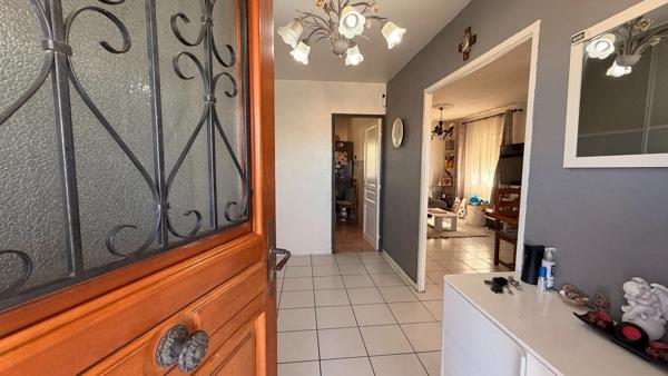 Deux logements + grand garage au calme à Marignane