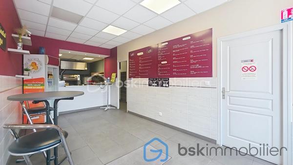 Au cœur de la commune de Marquette en Ostrevant, cette pizzeria clé en main recherche son gérant !!!
- Belle surface commerciale 85 m2
- Matériel complet
- vente sur place ou en livraison 
- Voiture de livraison C3
- Clientèle fidèle sur un rayon de 8 kms
- Parking juste en face de la pizzéria
- ouverte du mardi au dimanche 18h à 21h30
- Pizzaiolo (salarié) capable de gérer 
- cour environ 40 m2
Bilans disponibles sur place
Loyer 680 euros/mois
Taxe foncière 1031 euros