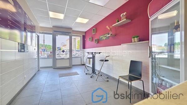 Au cœur de la commune de Marquette en Ostrevant, cette pizzeria clé en main recherche son gérant !!!
- Belle surface commerciale 85 m2
- Matériel complet
- vente sur place ou en livraison 
- Voiture de livraison C3
- Clientèle fidèle sur un rayon de 8 kms
- Parking juste en face de la pizzéria
- ouverte du mardi au dimanche 18h à 21h30
- Pizzaiolo (salarié) capable de gérer 
- cour environ 40 m2
Bilans disponibles sur place
Loyer 680 euros/mois
Taxe foncière 1031 euros