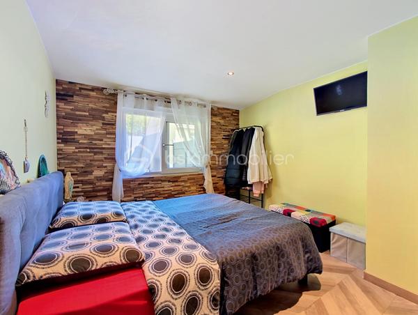 OFFRE ACCEPTEE sans publication.

Deux maisons, une seule opportunité.

À Noyelles-sous-Lens, découvrez un lieu de vie rare où confort, tranquillité et intelligence financière se rencontrent.

La maison principale, impeccablement entretenue, offre des prestations soignées : beaux espaces de vie, 4 chambres, véranda chauffée, triple vitrage, poêle à granulés hydro, aucun travaux à prévoir.

À cela s’ajoute une seconde habitation indépendante de 49 m², parfaite pour accueillir un proche… ou générer jusqu’à 650 € de revenus locatifs par mois.

Une propriété pensée pour vivre mieux, tout en allégeant son crédit.

Terrain arboré de 789 m², garages, environnement calme et sans vis-à-vis.