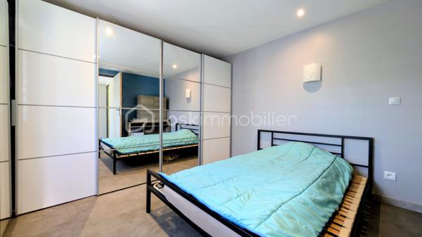 OFFRE ACCEPTEE sans publication.

Deux maisons, une seule opportunité.

À Noyelles-sous-Lens, découvrez un lieu de vie rare où confort, tranquillité et intelligence financière se rencontrent.

La maison principale, impeccablement entretenue, offre des prestations soignées : beaux espaces de vie, 4 chambres, véranda chauffée, triple vitrage, poêle à granulés hydro, aucun travaux à prévoir.

À cela s’ajoute une seconde habitation indépendante de 49 m², parfaite pour accueillir un proche… ou générer jusqu’à 650 € de revenus locatifs par mois.

Une propriété pensée pour vivre mieux, tout en allégeant son crédit.

Terrain arboré de 789 m², garages, environnement calme et sans vis-à-vis.