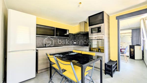 OFFRE ACCEPTEE sans publication.

Deux maisons, une seule opportunité.

À Noyelles-sous-Lens, découvrez un lieu de vie rare où confort, tranquillité et intelligence financière se rencontrent.

La maison principale, impeccablement entretenue, offre des prestations soignées : beaux espaces de vie, 4 chambres, véranda chauffée, triple vitrage, poêle à granulés hydro, aucun travaux à prévoir.

À cela s’ajoute une seconde habitation indépendante de 49 m², parfaite pour accueillir un proche… ou générer jusqu’à 650 € de revenus locatifs par mois.

Une propriété pensée pour vivre mieux, tout en allégeant son crédit.

Terrain arboré de 789 m², garages, environnement calme et sans vis-à-vis.