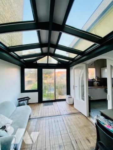 Maison style 1930 composée de 4 chambres avec cave, jardin et garage.