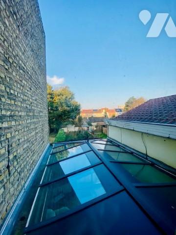 Maison style 1930 composée de 4 chambres avec cave, jardin et garage.