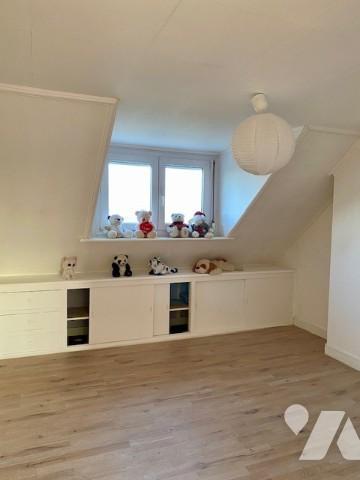 Maison style 1930 composée de 4 chambres avec cave, jardin et garage.