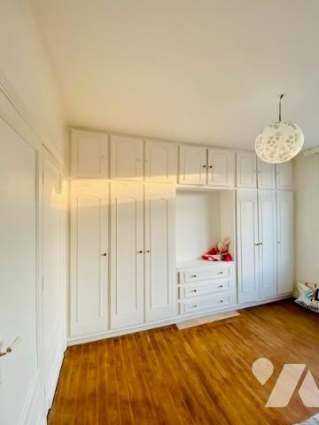 Maison style 1930 composée de 4 chambres avec cave, jardin et garage.