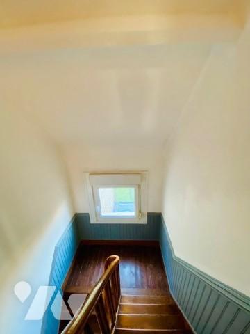 Maison style 1930 composée de 4 chambres avec cave, jardin et garage.