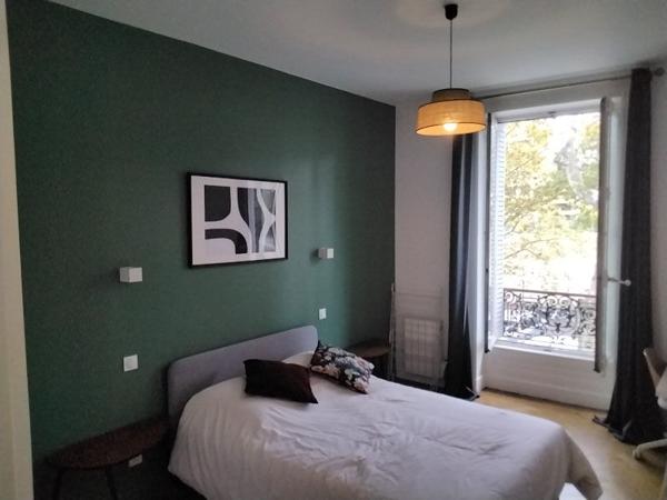 Une chambre de 17m² avec salle d'eau privative en colocation d'ETUDIANTES dans appartement au 1er étage.