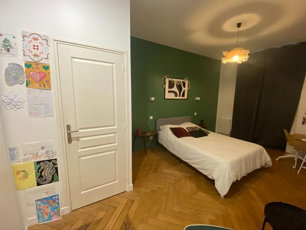 Une chambre de 17m² avec salle d'eau privative en colocation d'ETUDIANTES dans appartement au 1er étage.