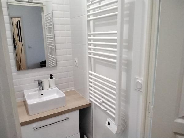 Une chambre de 17m² avec salle d'eau privative en colocation d'ETUDIANTES dans appartement au 1er étage.