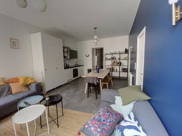 Une chambre de 17m² avec salle d'eau privative en colocation d'ETUDIANTES dans appartement au 1er étage.