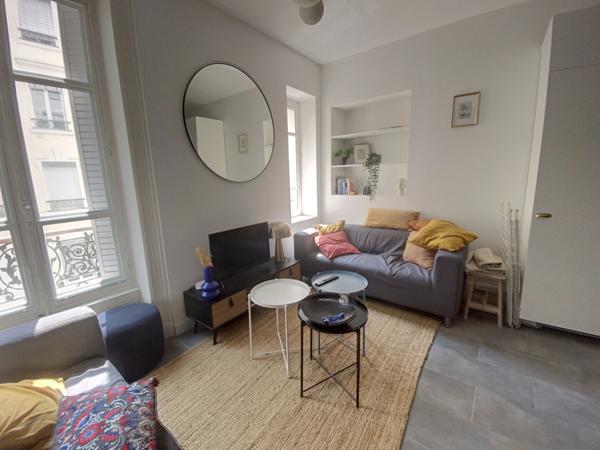 Une chambre de 17m² avec salle d'eau privative en colocation d'ETUDIANTES dans appartement au 1er étage.