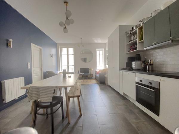 Une chambre de 17m² avec salle d'eau privative en colocation d'ETUDIANTES dans appartement au 1er étage.