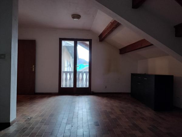 Appartement de 100m² ( 95m² loi carrez ) avec terrasse situé au 2e étage d'une Maison de village