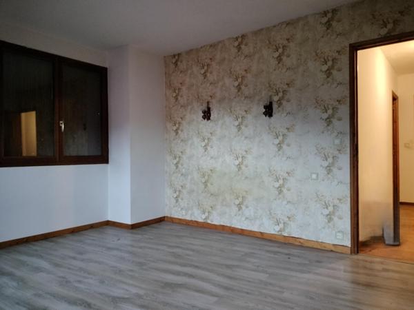 Appartement de 100m² ( 95m² loi carrez ) avec terrasse situé au 2e étage d'une Maison de village