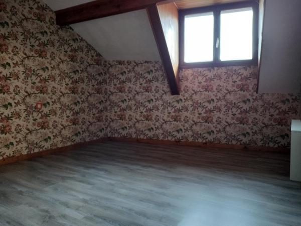 Appartement de 100m² ( 95m² loi carrez ) avec terrasse situé au 2e étage d'une Maison de village