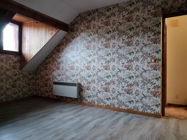 Appartement de 100m² ( 95m² loi carrez ) avec terrasse situé au 2e étage d'une Maison de village