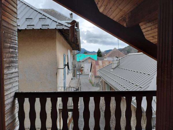 Appartement de 100m² ( 95m² loi carrez ) avec terrasse situé au 2e étage d'une Maison de village