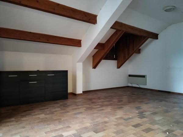 Appartement de 100m² ( 95m² loi carrez ) avec terrasse situé au 2e étage d'une Maison de village