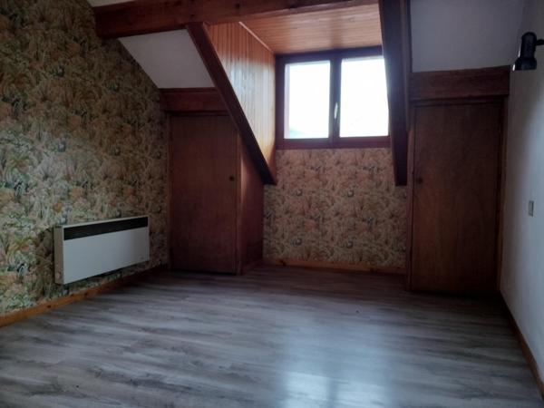 Appartement de 100m² ( 95m² loi carrez ) avec terrasse situé au 2e étage d'une Maison de village